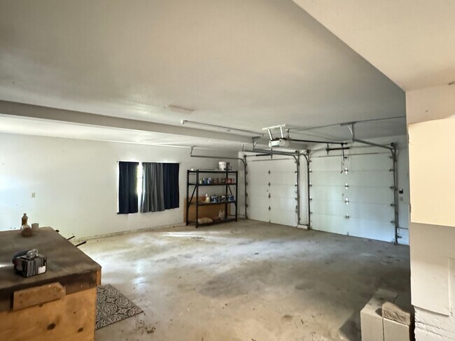 Building Photo - 3 Bedroom 2 Bath Home with Bonus Room larg...