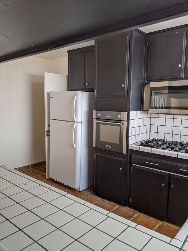 Building Photo - 4 BEDROOM 2 BATH ON CUL-DE-SAC AND LARGE YARD!