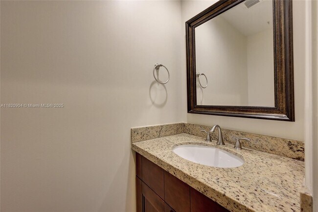 Building Photo - 7120 Hialeah Ln