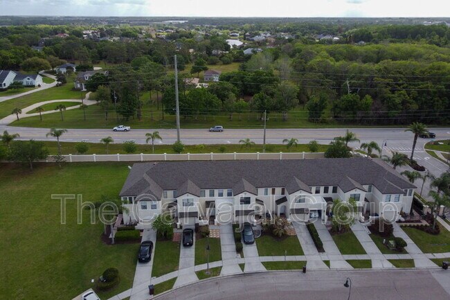 Building Photo - 2210 Seven Oaks Dr