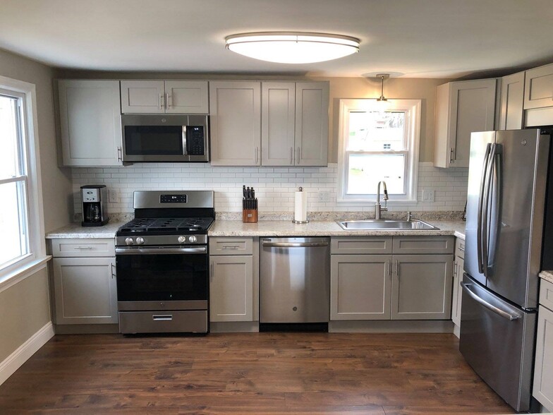 Building Photo - 1561 W 40th St