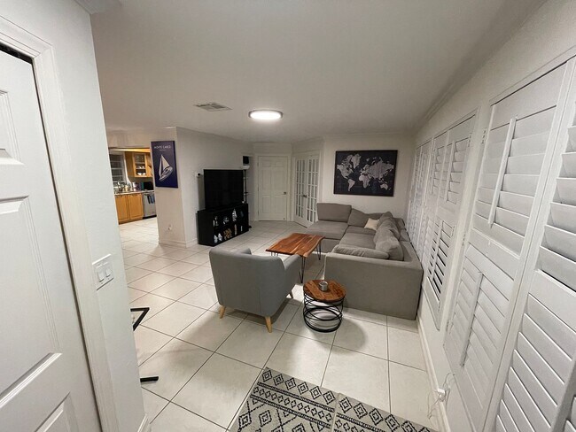 Building Photo - 1337 Center Ln