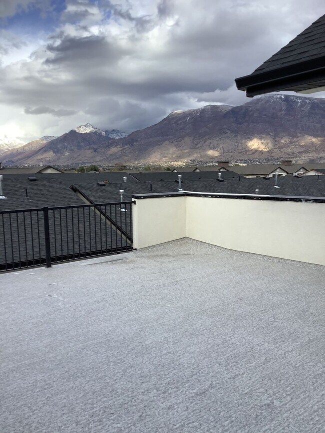 Building Photo - Townhome with Rooftop Balcony in Prime American Fork Location