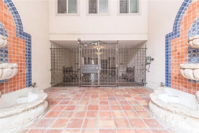 Building Photo - 505 W 7th St