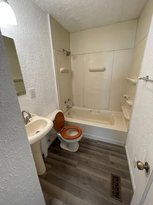 Building Photo - 921 NW D St