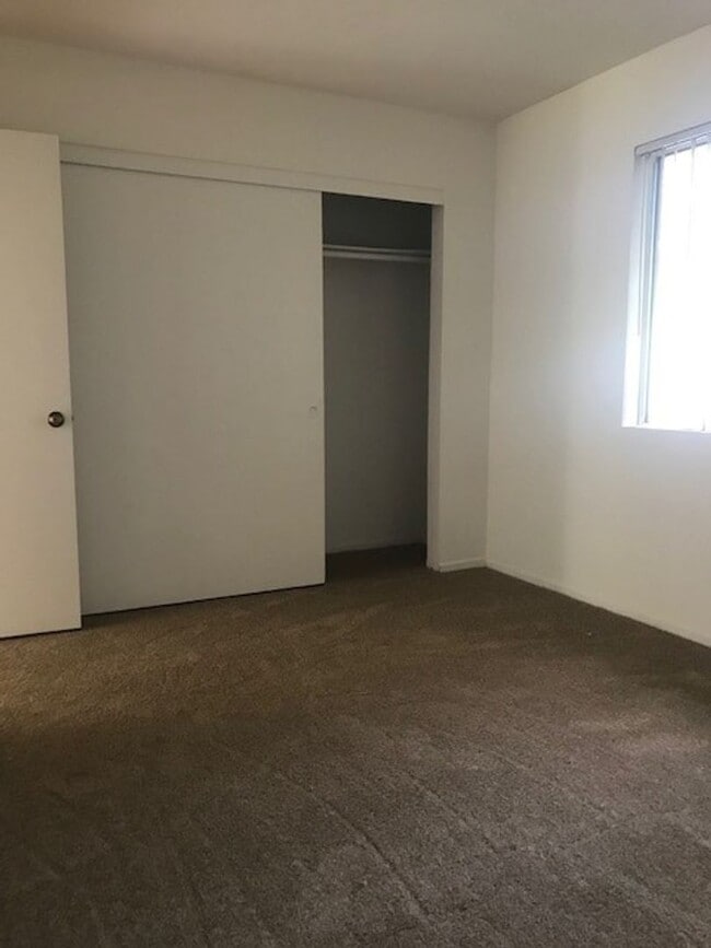 Building Photo - r609