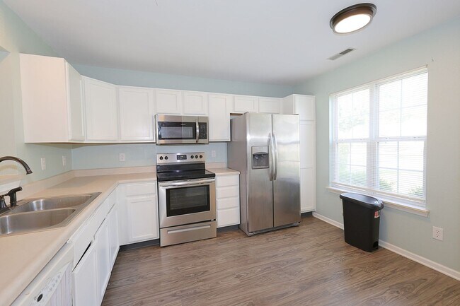 Building Photo - 3 Bedroom 2 Bath Waterfront Retreat in Fra...