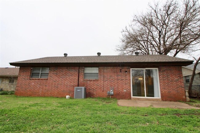 Building Photo - 2124 Allenhurst St