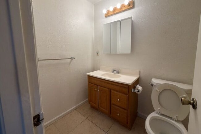 Building Photo - 618 N Medford Dr