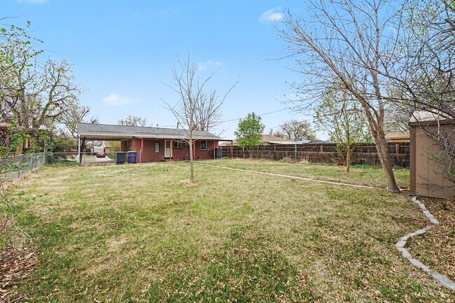 Building Photo - 424 S Locust St