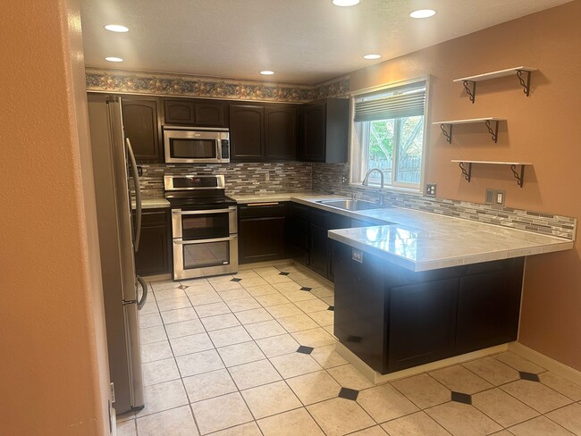 Building Photo - 4-bedroom 2.5 Bath McMinnville OR 97128