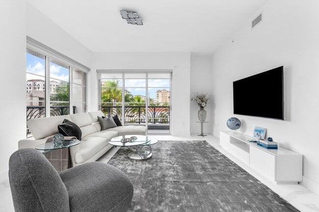 Building Photo - 155 E Boca Raton Rd