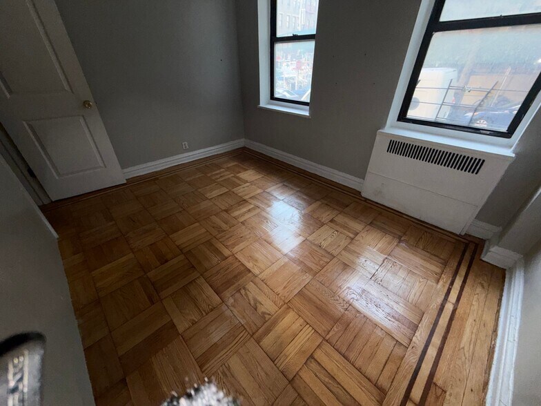 Building Photo - 253 E 181st St