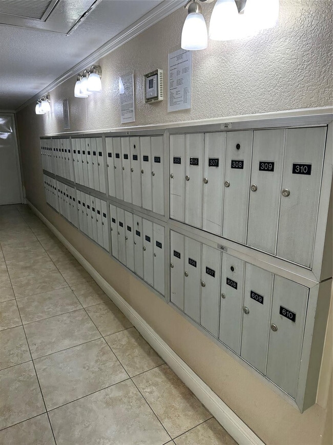 Building Photo - 2651 S Course Dr
