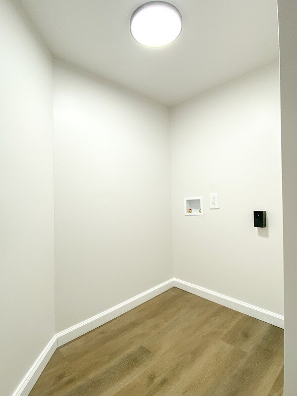 Building Photo - 139-141-141 E Sycamore St