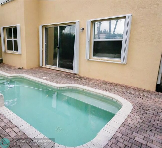 Building Photo - 7575 Topiary Ave