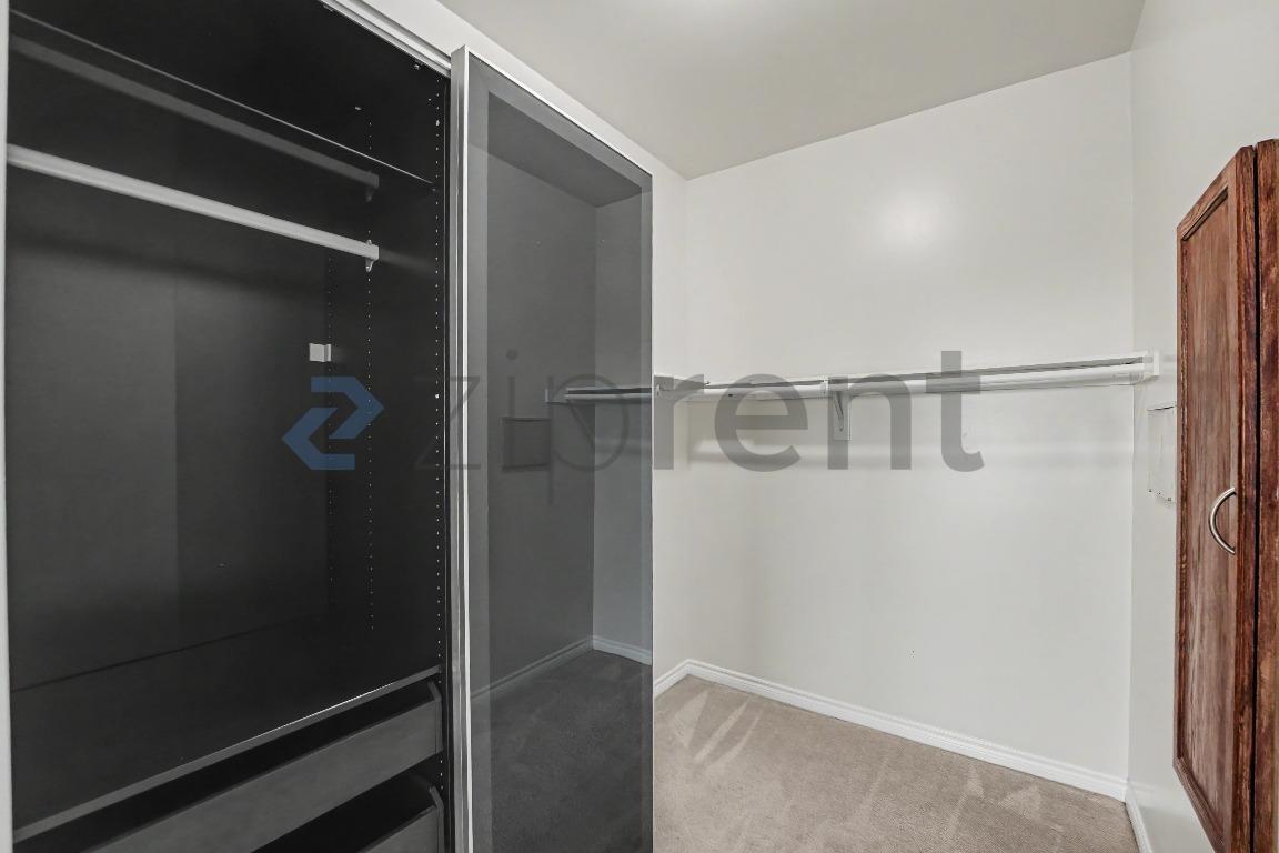 Building Photo - Unit 5