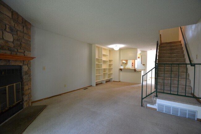 Building Photo - 2 Bed 1 Bath Townhome Centrally Located