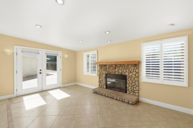 Building Photo - 1677 Sandos St