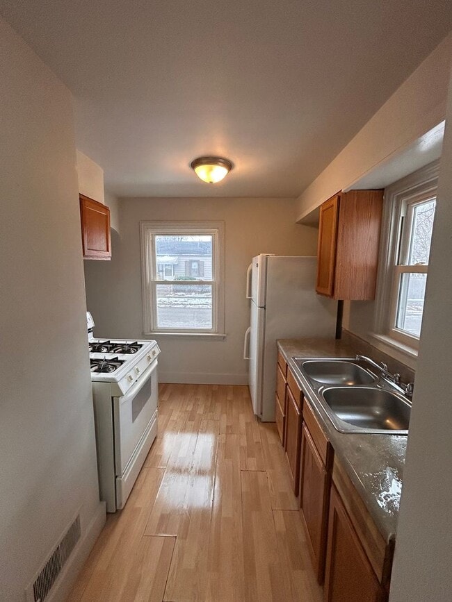 Building Photo - Nice Cape Cod!