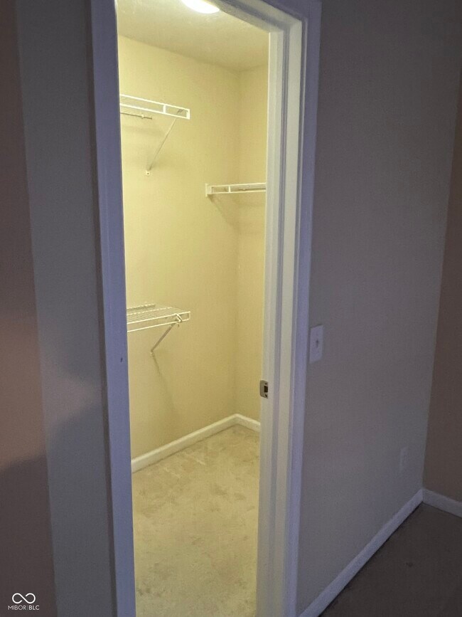 Building Photo - 3522 N Golden Gate Dr