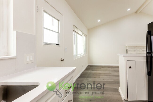 Building Photo - Bright & Beachy One-Bedroom Condo in San C...