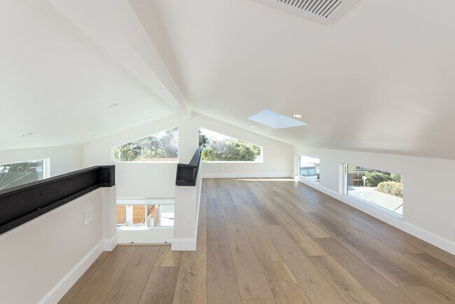 Building Photo - Encinitas studio with loft