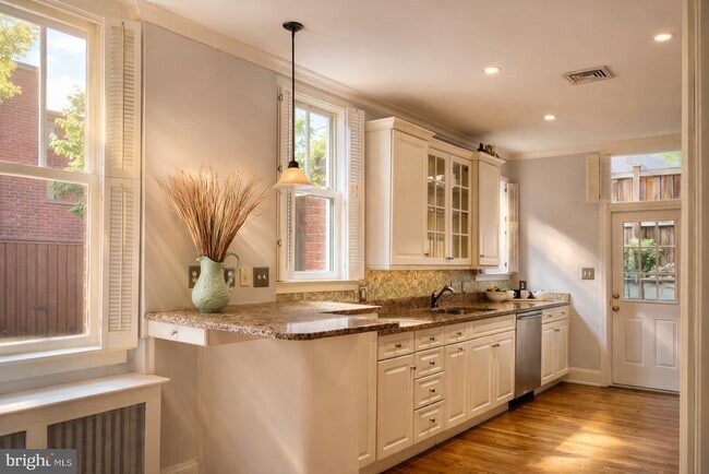 Building Photo - 2127 Leroy Pl NW