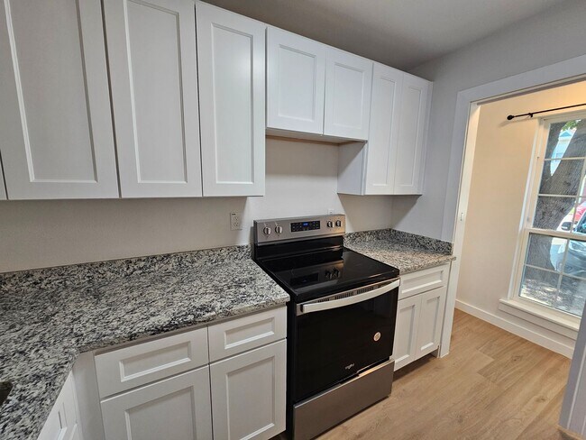 Building Photo - Recently rehabbed. Available now