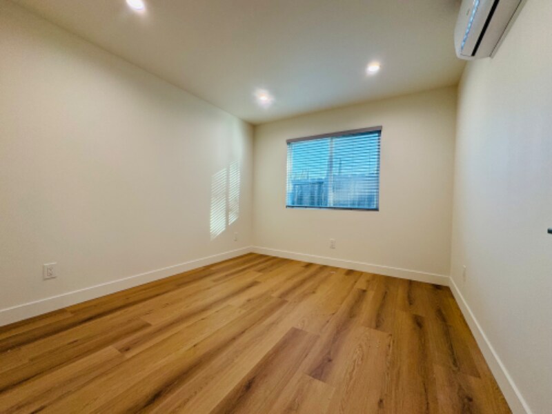 Building Photo - 5037 Kenmore Dr