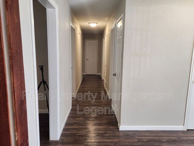 Building Photo - 7009 Corona Dr