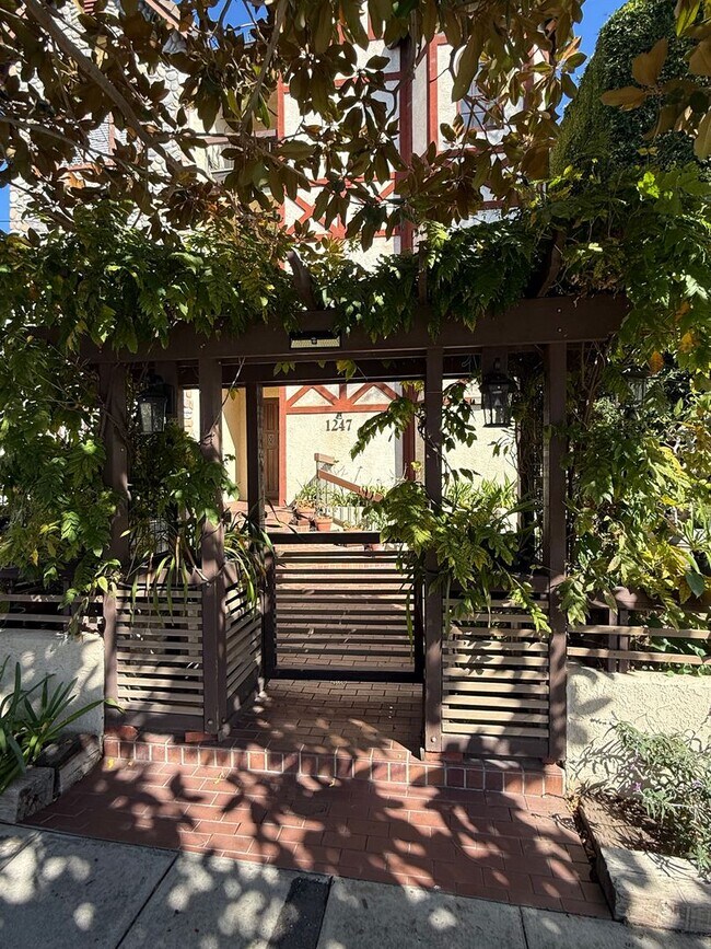 Building Photo - Upgraded 2 Bedroom Condo in Ideal Santa Mo...