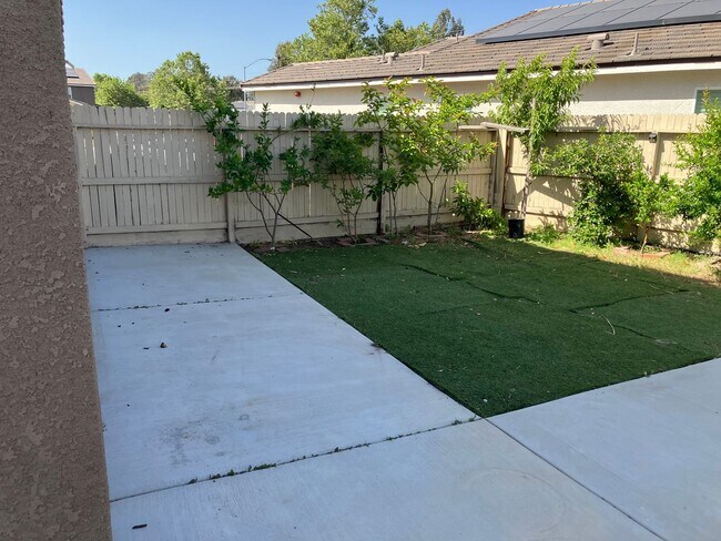 Building Photo - 5 bedroom 3 1/2 bath house in gated commun...