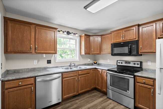 Building Photo - Pet Friendly Three Bedroom!