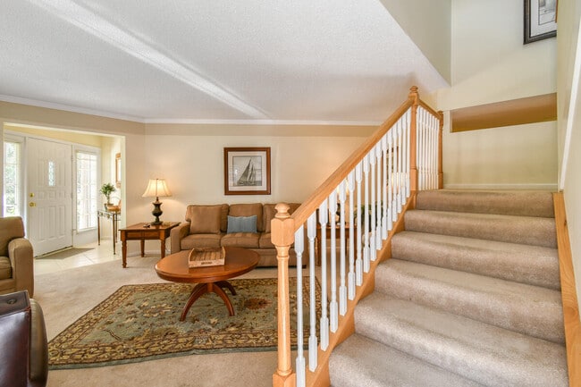 Building Photo - 28 Uno Lago Dr