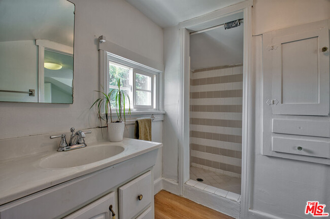 upstairs bathroom - 1025 S Burnside Ave