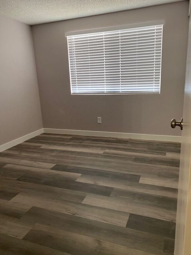 Building Photo - $2,350 Lovely Remodeled 3 Bedroom-2 bath-2...