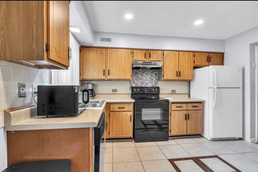 Building Photo - 9405 Bay Colony Dr