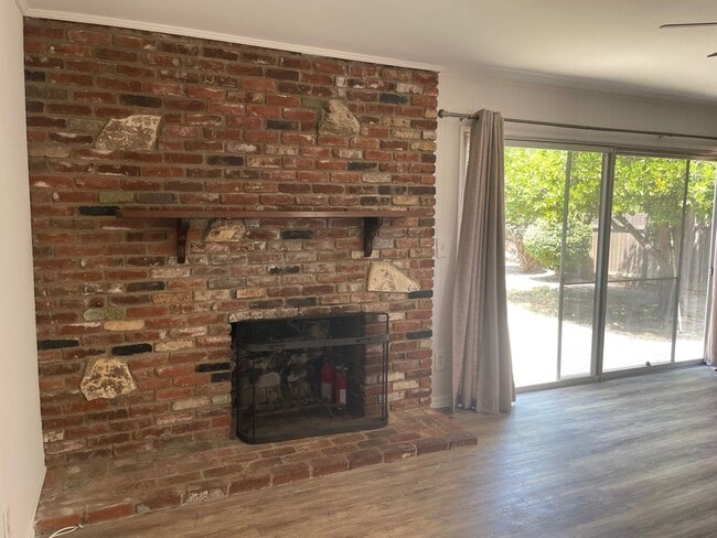 Building Photo - Charming Granada Hills Home