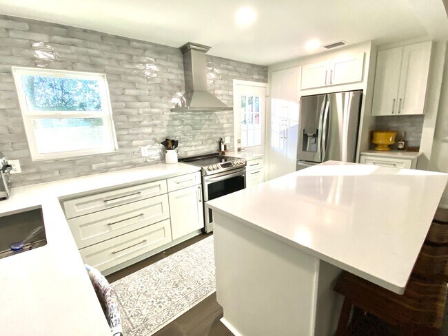 Building Photo - A Stones Throw to the Historic District