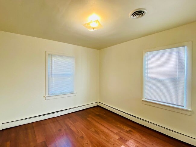Building Photo - Adorable 2bdrm/1bth Bungalow Conveniently Located in Richmond's Historic Churchill!!
