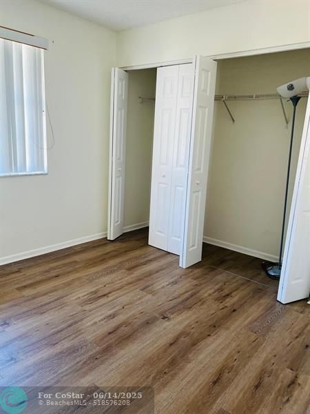 Building Photo - 9936 Twin Lakes Dr