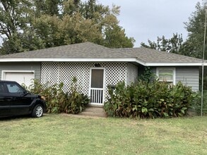 Building Photo - 1714 E Oak Ave