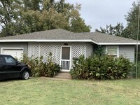 Building Photo - 1714 E Oak Ave