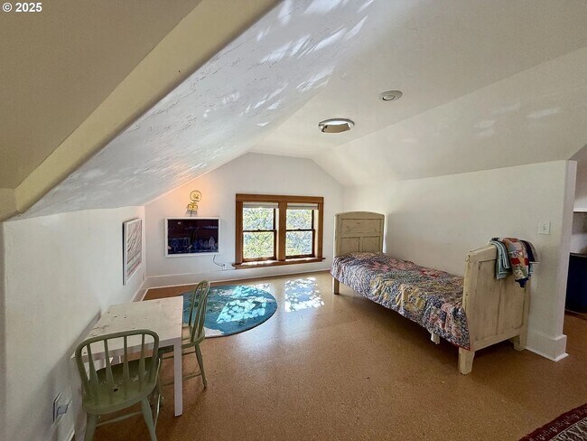 Building Photo - 1702 Cedar St