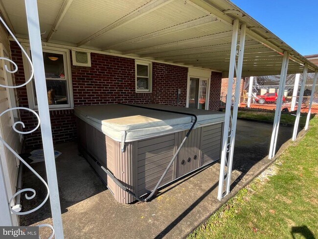 Building Photo - 509 Larkspur St