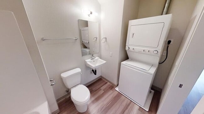 Building Photo - First Floor Front Facing Vibrant Stylish O...