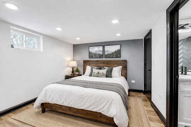 Building Photo - 15160 W Oak Spring Rd