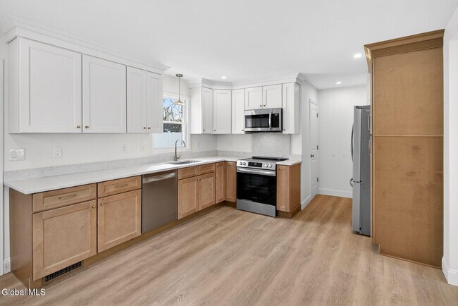 Building Photo - 10 Derry Ln