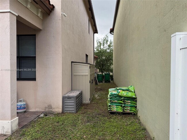 Building Photo - 4849 NW 57th Ct